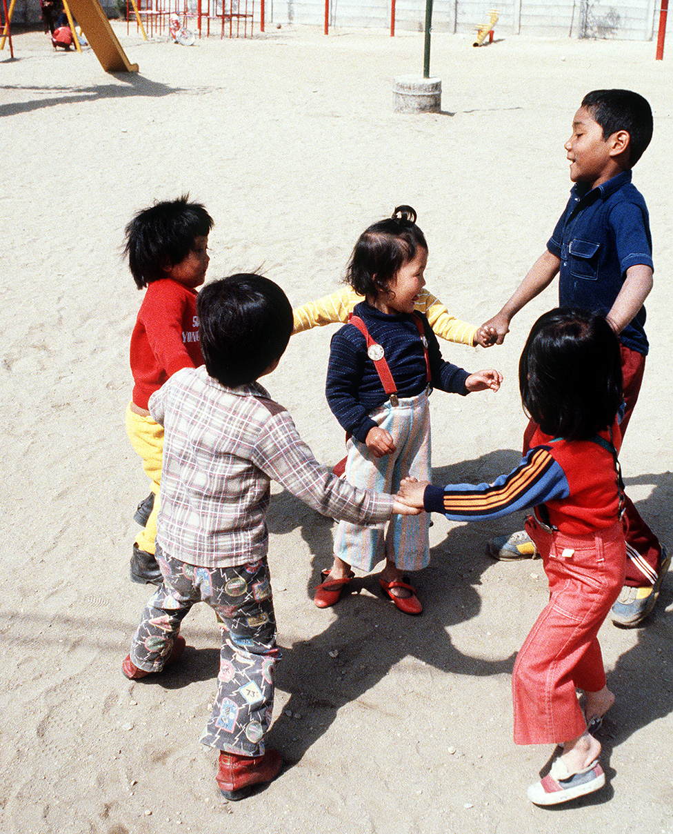 在聖文森特孤兒院操場上和其他美韓混血兒一起玩耍。