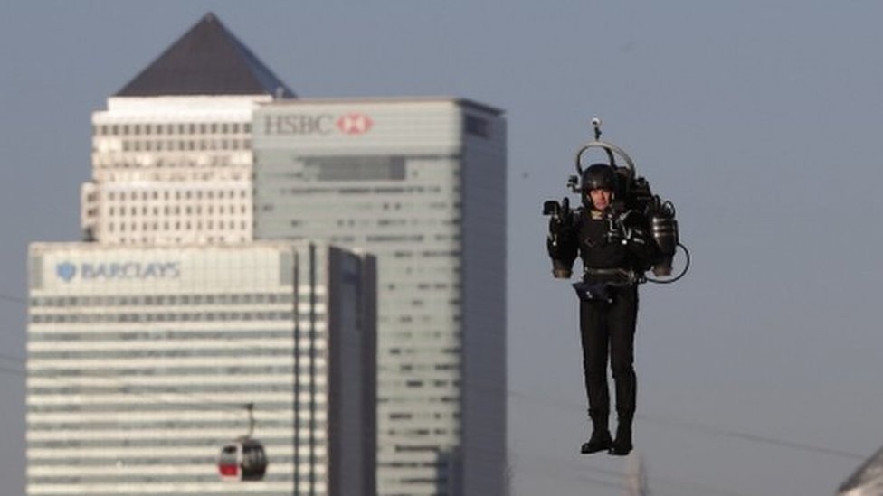 Tomorrow's cities: What it feels like to fly a jetpack - BBC News