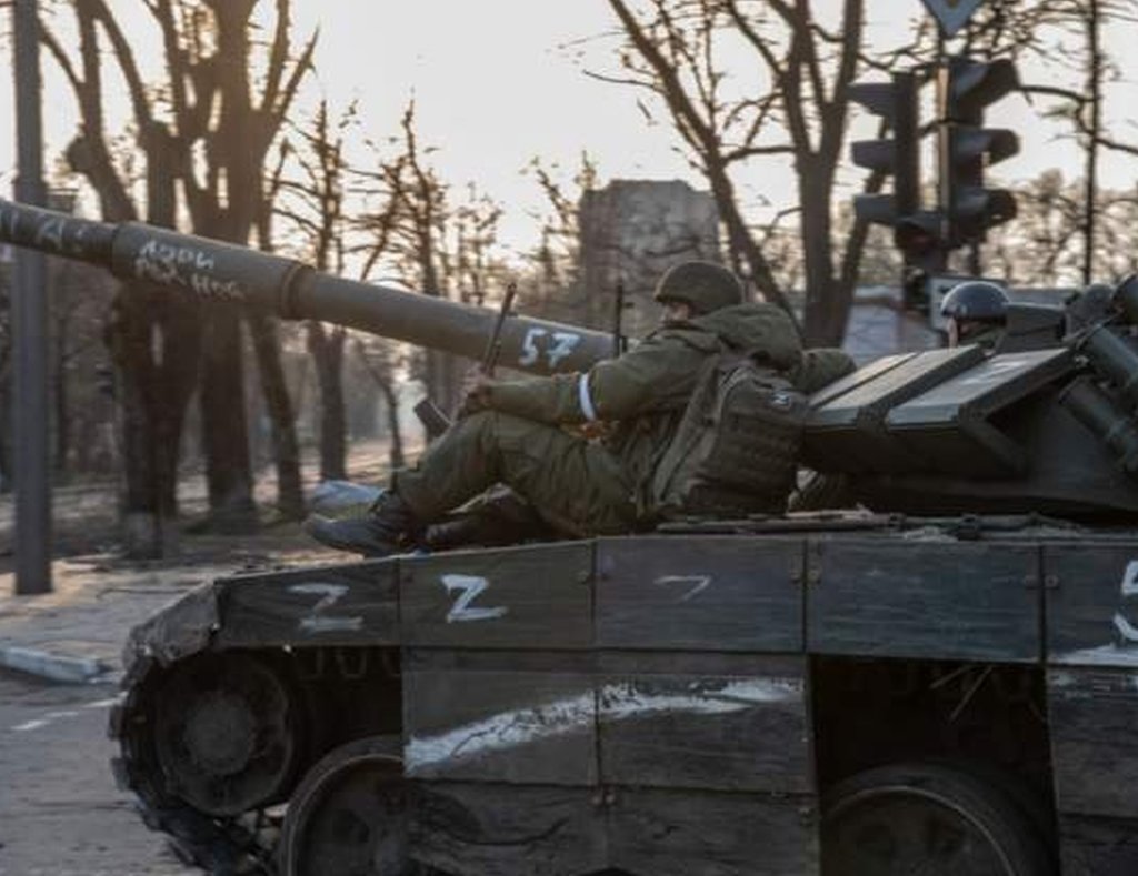 4月16日，俄羅斯士兵坐在駛向亞速斯塔爾鋼鐵廠工業園區內的一輛坦克上