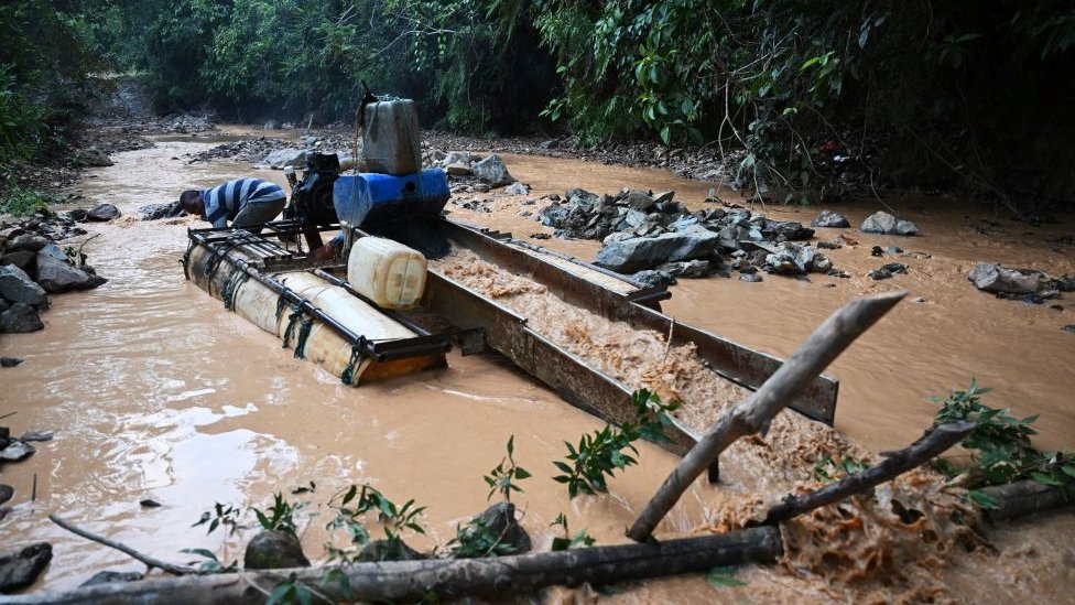 Minero informal en busca de oro en el río Nechi en Antioquia.