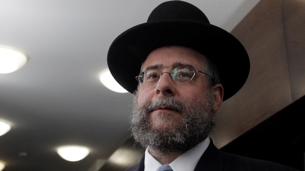 El rabino Pinchas Goldscmidt posando para la cámara