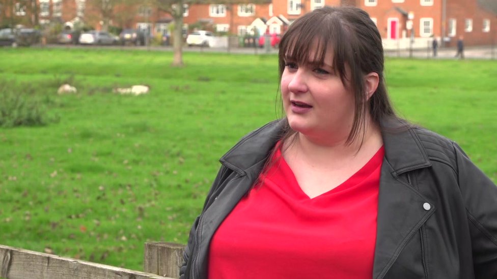 33-летняя бывшая ученица Луиза Джеймс разговаривает с BBC на ферме, где она сейчас работает.