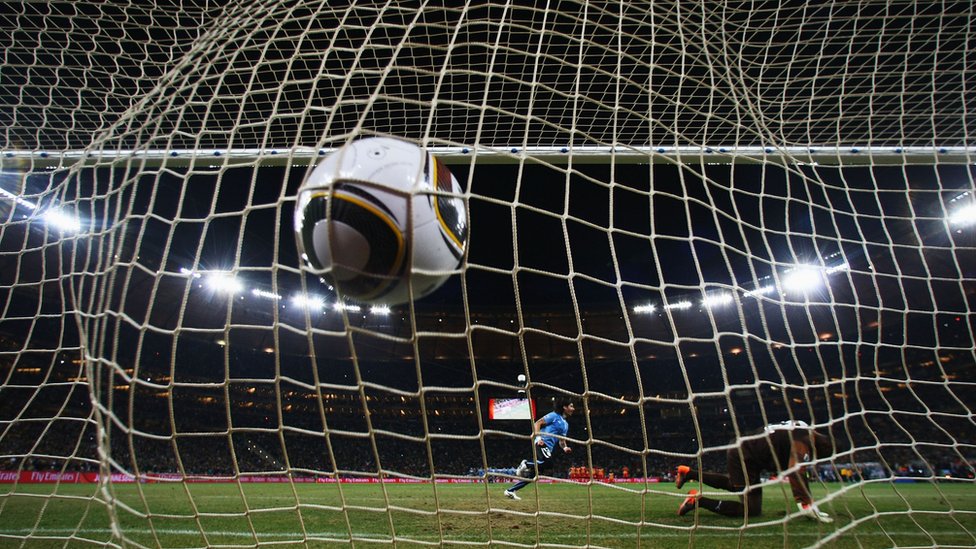 El balón besó suavemente el fondo de la red para sellar la clasificación de Uruguay a semifinales. Sebastián Abreu