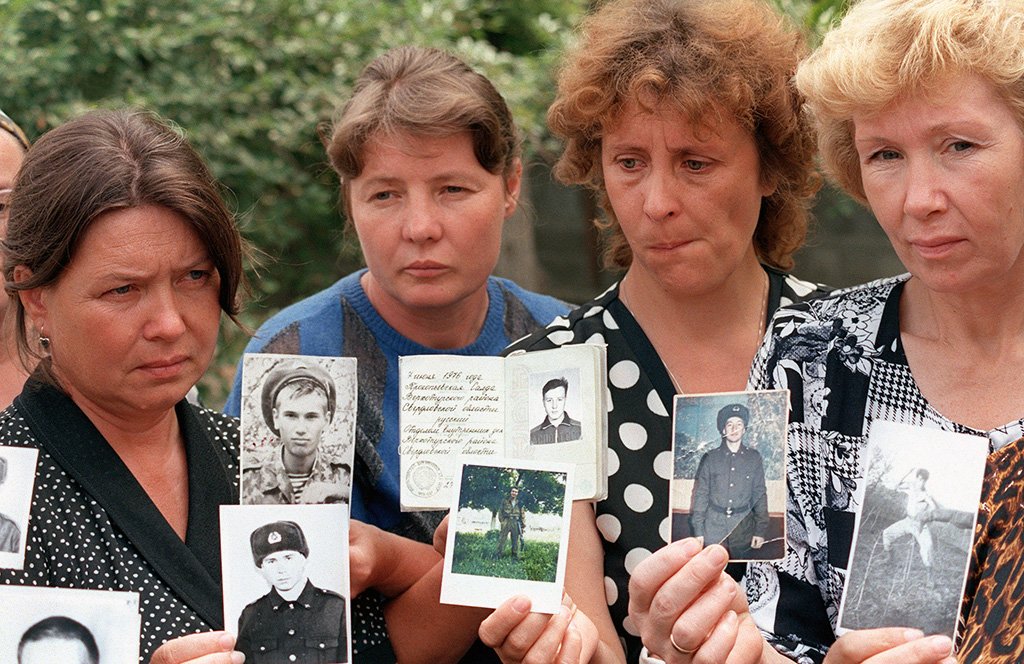 Mothers of Russian soldiers, allegedly held prisoners by Chechen separatists, hold the portraits of their sons, 17 August 1995