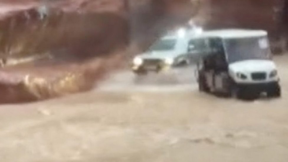 Flash flood sends tourists fleeing in Petra Jordan