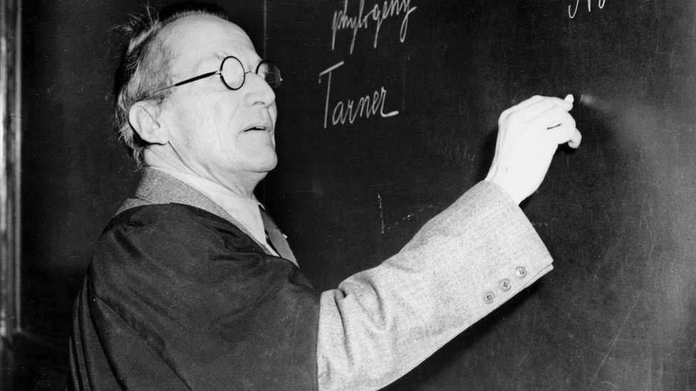 Schrödinger dictando una clase circa 1950.