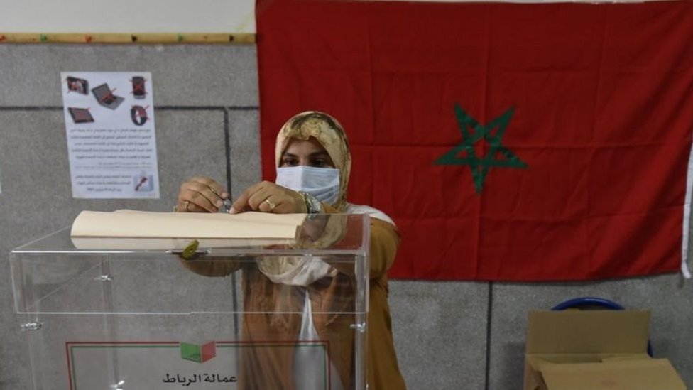 سيدة تصوت في انتخابات المغرب 2021