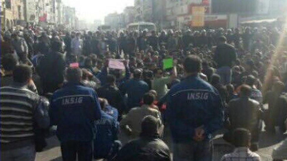 اعتراض کارگران فولاد اهواز به حضور نیروهای گارد ویژه در مقابل آنان - BBC  News فارسی