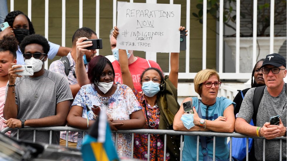 Manifestantes en Bahamas durante la visita al país de los duques de Cambridge