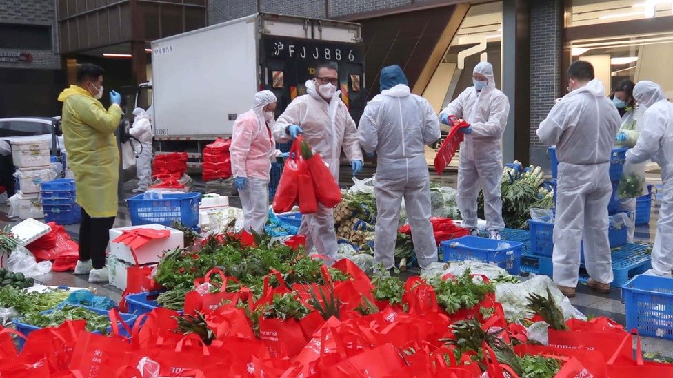 中國各省援助上海的物資主要靠社區的志願者幫忙送菜入戶。