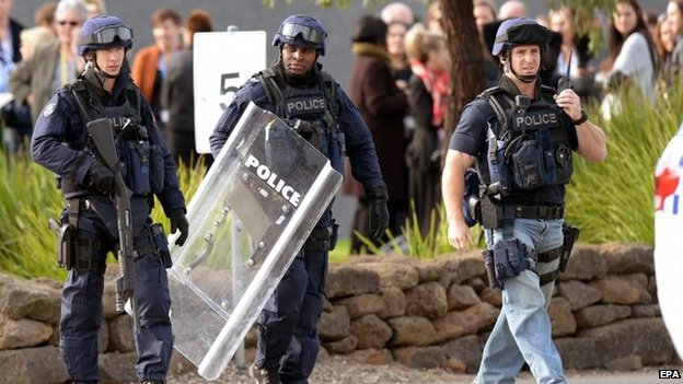 Полицейские из группы реагирования на критические инциденты замечены возле тюрьмы Равенхолл в Мельбурне, Австралия, 30 июня 2015 года.