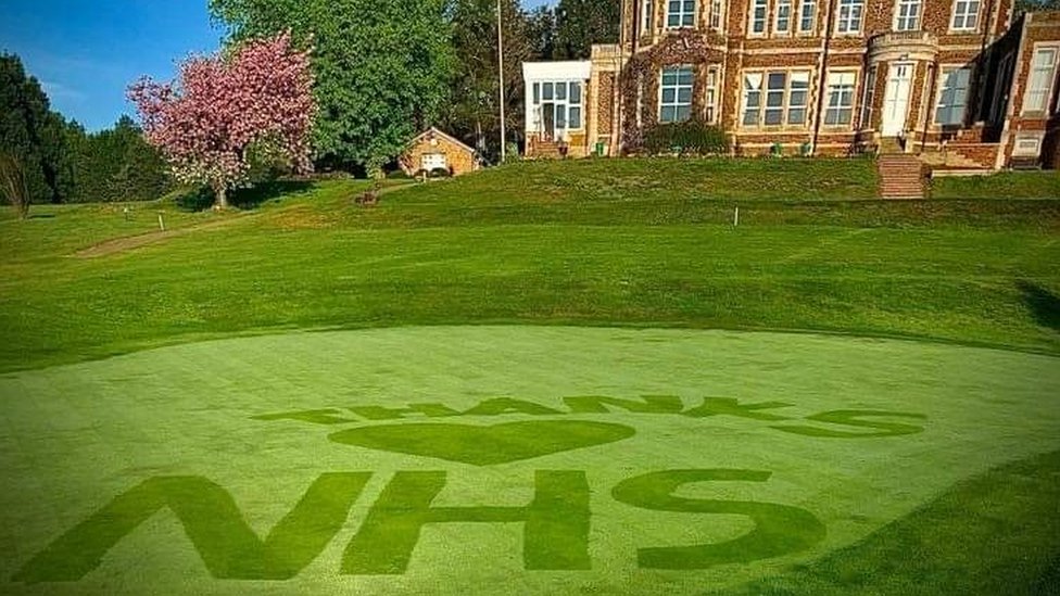 Спасибо NHS, скошенное травой в гольф-клубе