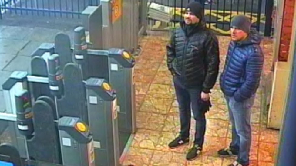 英格蘭索爾茲伯里火車站一處檢票口的監控視頻拍下兩名嫌疑人的蹤影（3/3/2018）