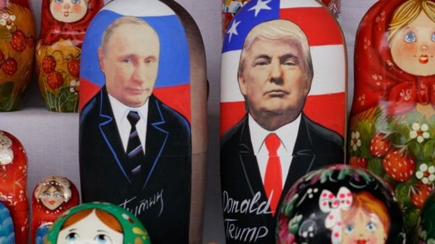 Souvenirs con las caras de Putin y Trump