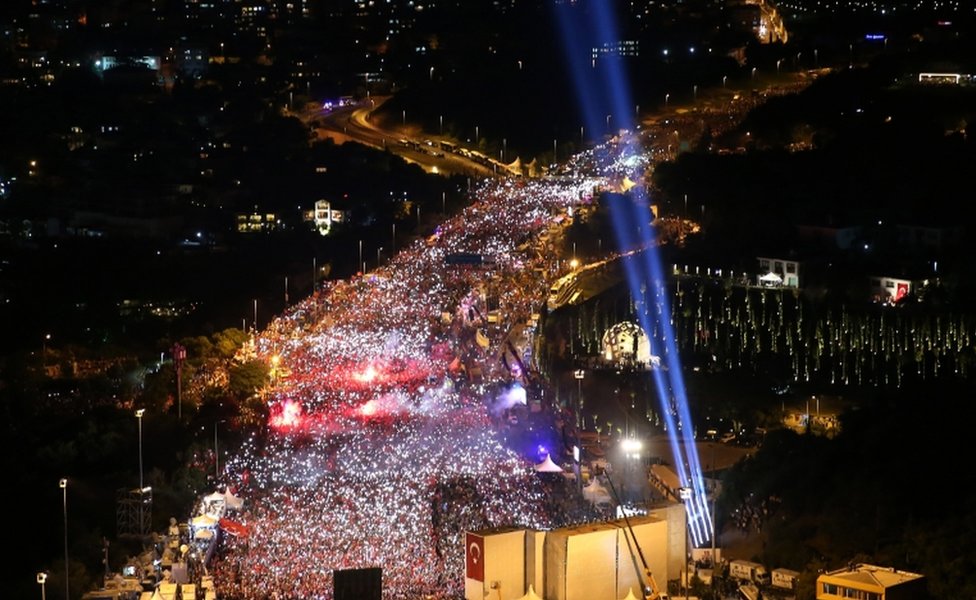 Десятки тысяч человек пошли к мосту в Стамбуле, ставшему знаковой точкой неудавшегося переворота