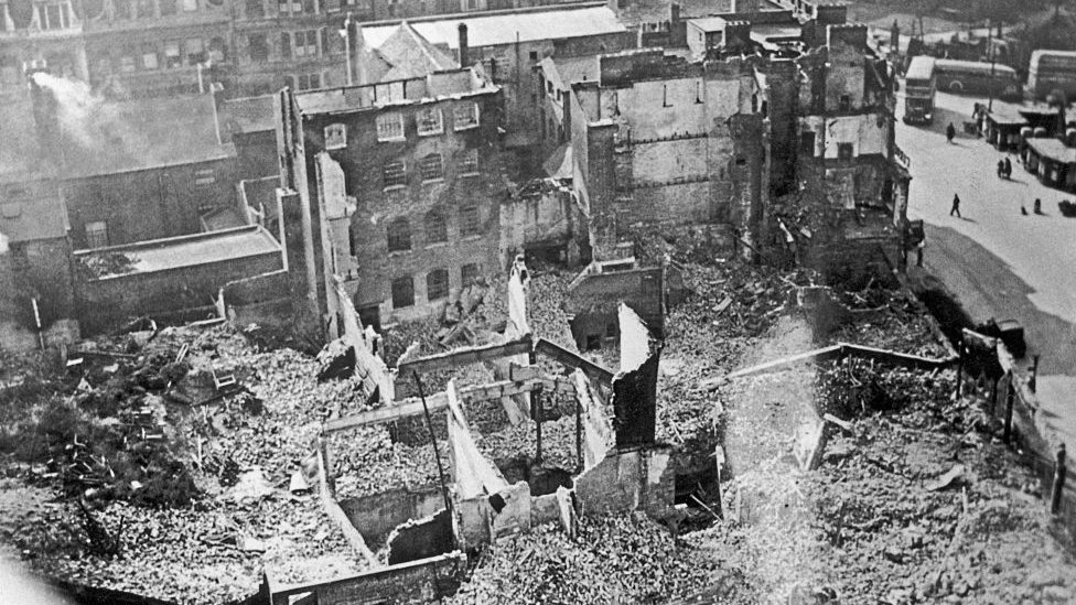 Аэрофотоснимок: повреждение бомбы вокруг арены для боя быков в Бирмингеме 10 апреля 1941 г.