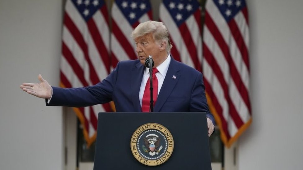 Donald Trump faz discurso com bandeiras americanas ao fundo