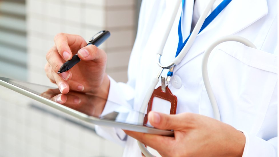 Todavía se necesitan hacer más estudios para comprobar su efectividad a largo plazo. Doctora con carpeta