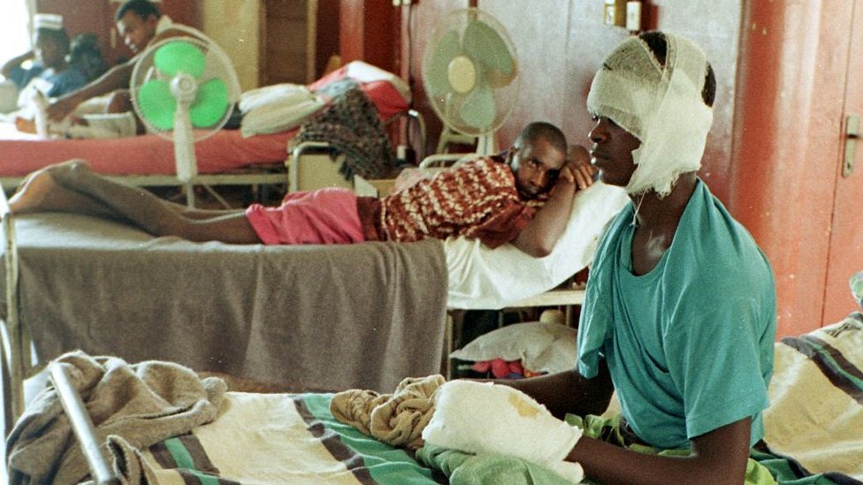 Мужчина, изувеченный боевиками в Сьерра-Леоне в больнице, - май 1998 г.