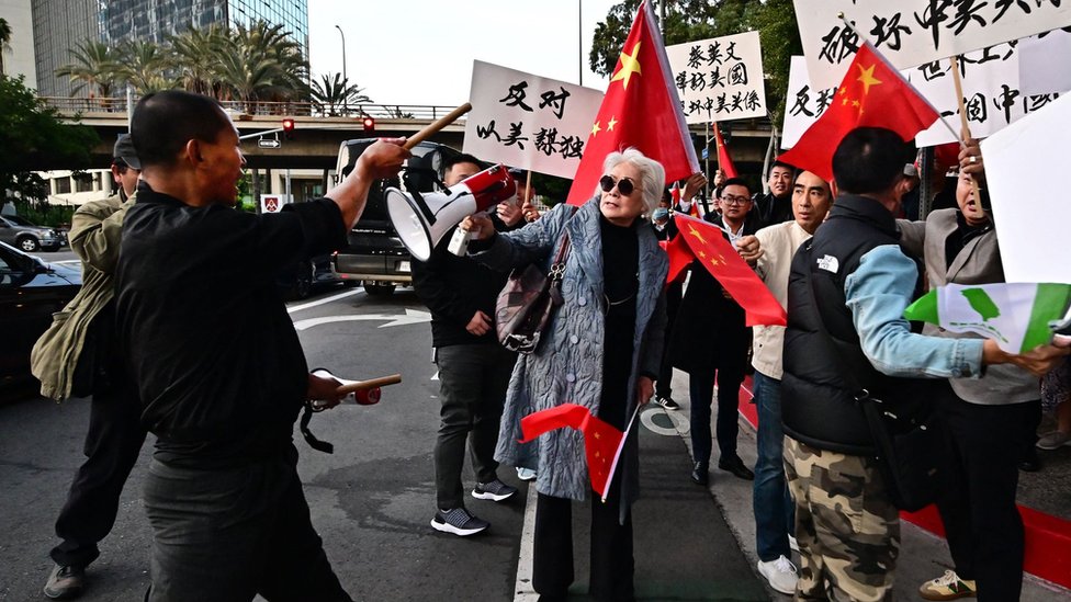 Pro-Taiwan supporters (L) confront Pro-China supporters (R) in front of the Westin Bonaventure hotel where Taiwan President Tsai Ing-wen will spend the night ahead of meeting with Kevin McCarthy, in Los Angeles, April 4, 2023