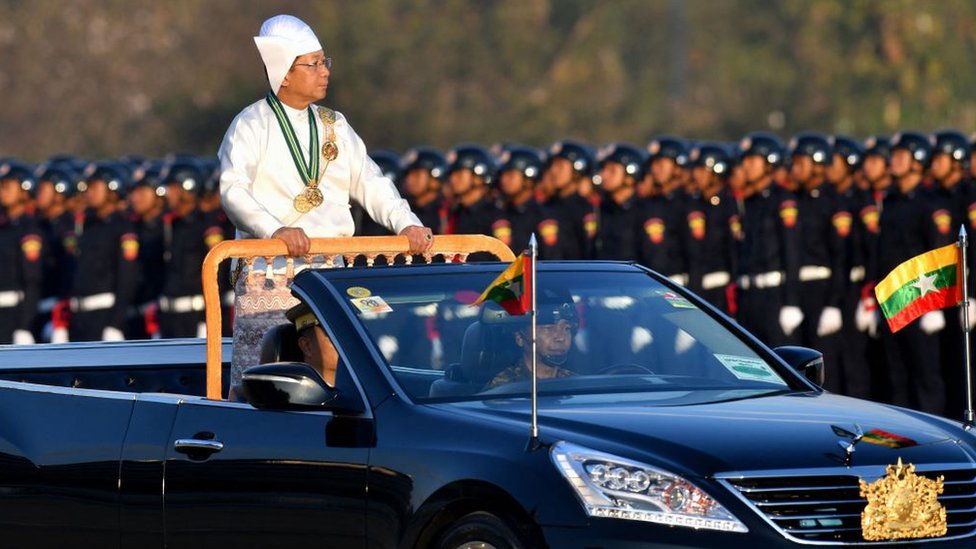 緬甸軍事總司令敏昂萊在內比都的檢閲車上觀看紀念該國獨立日的閲兵隊列（2023年1月4日）