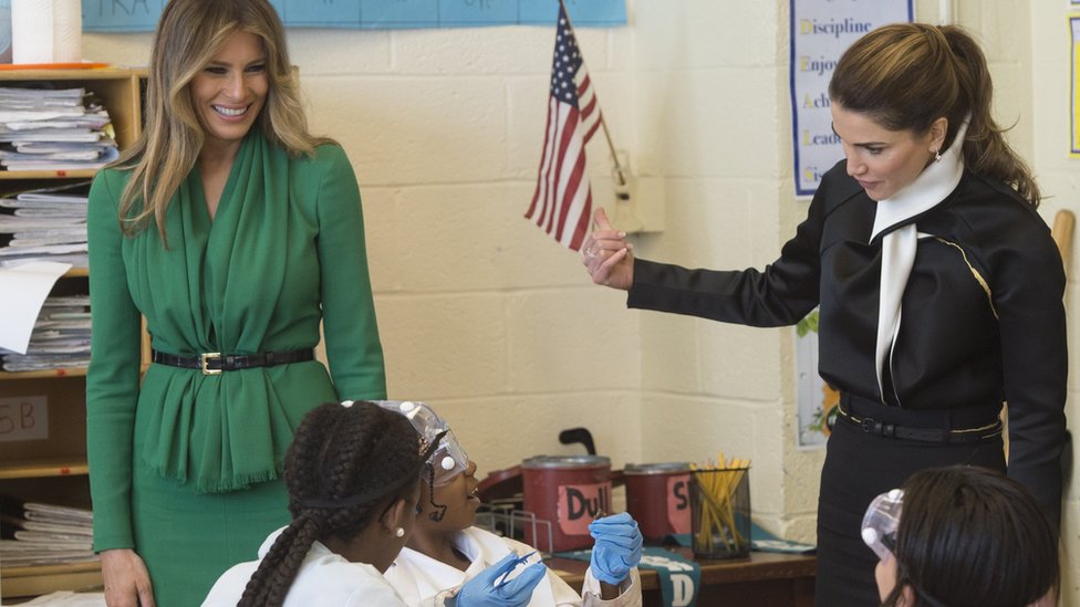 La primera dama, Melania Trump, visitó esta semana una clase de jóvenes científicas en una escuela primaria. Melania Trump en una escuela