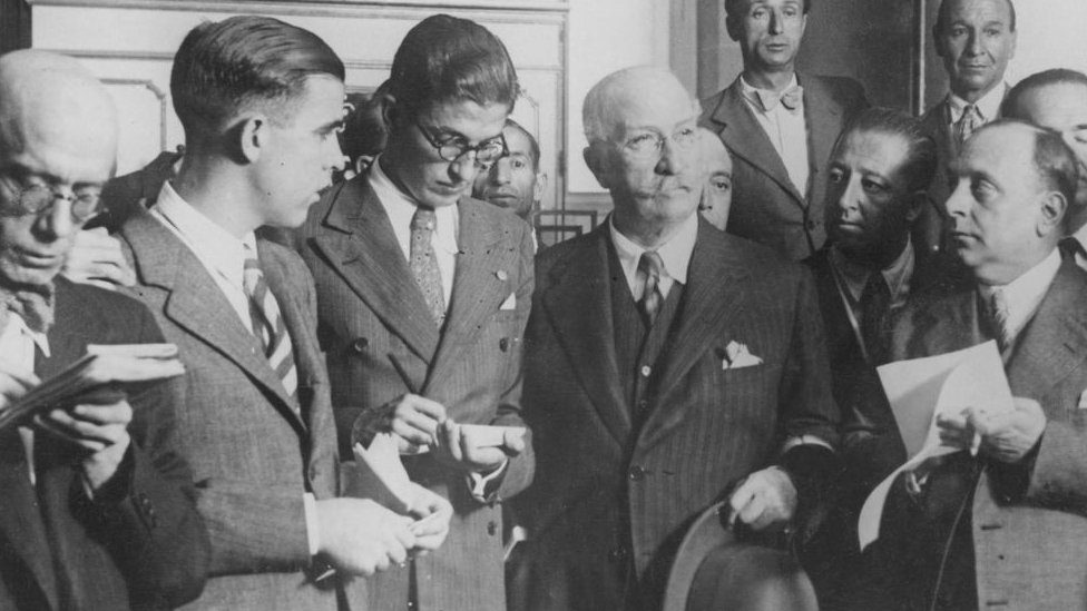 A pesar de la ilusión con la que se recibió en varias regiones del país y entre diversos sectores, el gobierno provisional pronto empezaría a enfrentar conflictos que se agravarían entre 1933 y 1934. En el centro, Alejandro Lerroux, quien fuera jefe de gobierno en seis ocasiones durante los años de la Segunda República de España (1931-1939).