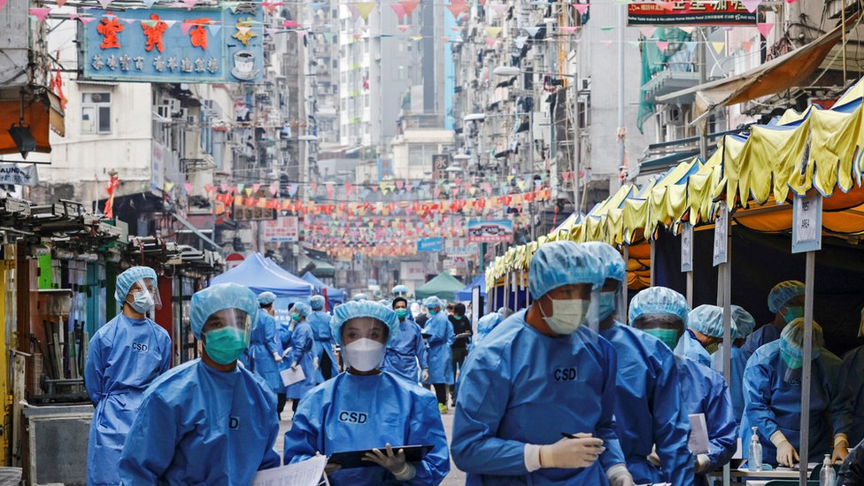 政府人員身穿全身醫療防護衣物在香港九龍油麻地佐敦區域執行新冠病毒強制禁足檢測（23/1/2021）