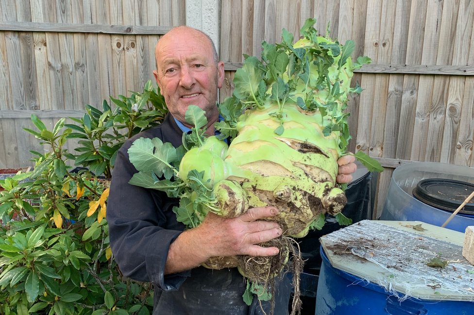 Джо Атертон со своими гигантскими овощами