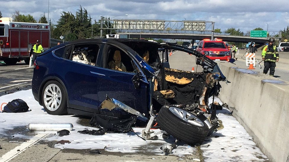 Спасатели присутствуют на месте, где электрический внедорожник Tesla врезался в барьер на шоссе 101 США в Маунтин-Вью, Калифорния, 25 марта.