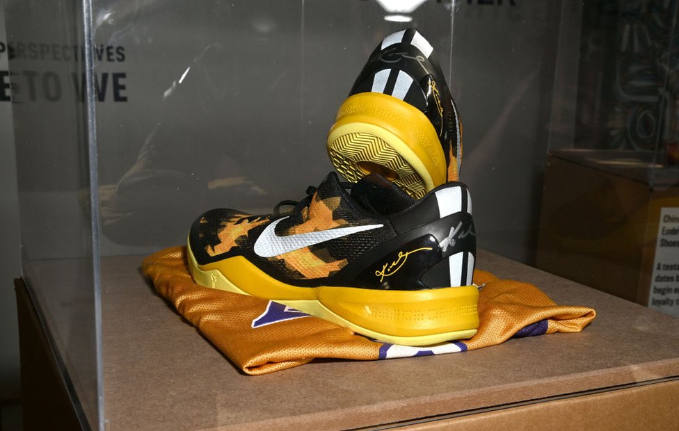 Zapatillas de baloncesto autografiadas por Kobe Bryant en una exposición en Los Ángeles, California, el 28 de julio de 2022.