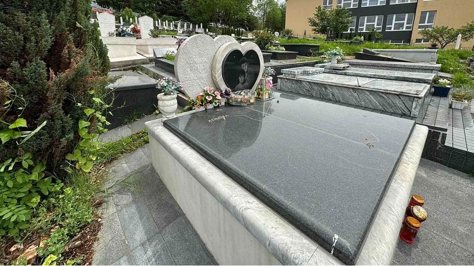 Admira i Boško su najpre sahranjeni na groblje u Lukavici, a zatim uz saglasnost roditelja na sarajevsko groblje Lav