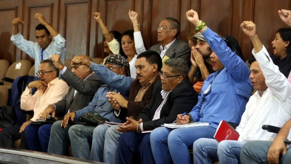 Члены учредительного собрания Венесуэлы поднимают кулаки