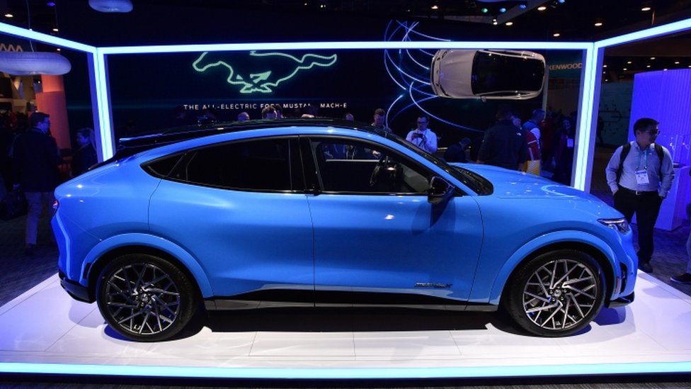 Синий электромобиль Ford Mustang Mach E GT