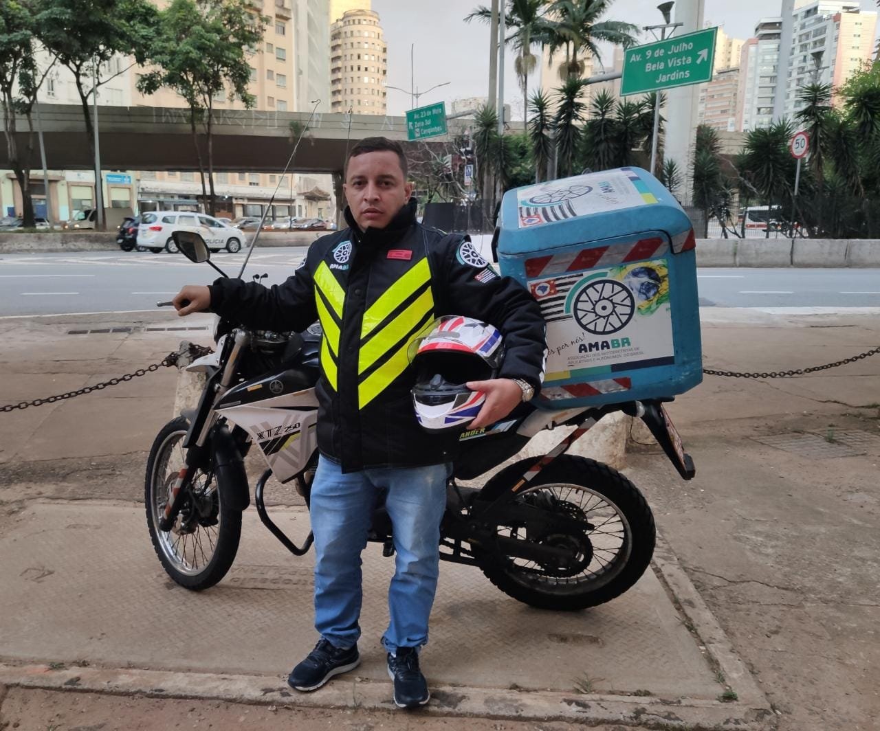 Edgar Francisco da Silva, o Gringo, ao lado da sua moto