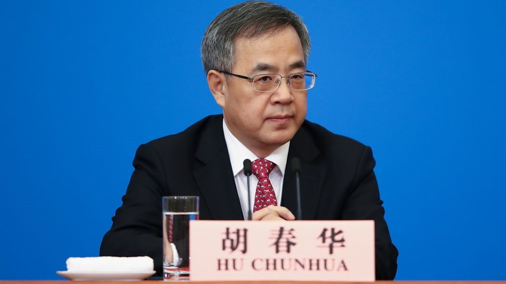 2018年3月20日，中國十三屆全國人大一次會議閉幕後，時任中國副總理胡春華（左一）出席新聞發佈會（資料照片）。