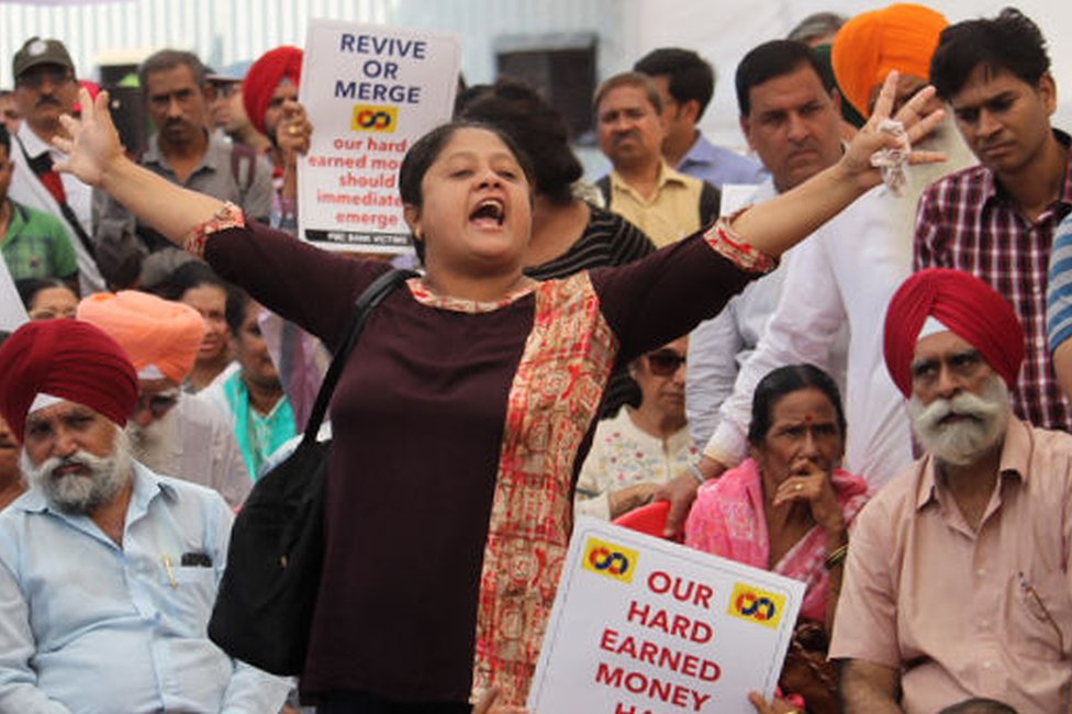 Владельцы счетов Кооперативного банка Пенджаба и Махараштры (PMC Bank) выкрикивают лозунги во время акции протеста против Резервного банка Индии (RBI) в Мумбаи, Индия, 30 октября 2019 г.