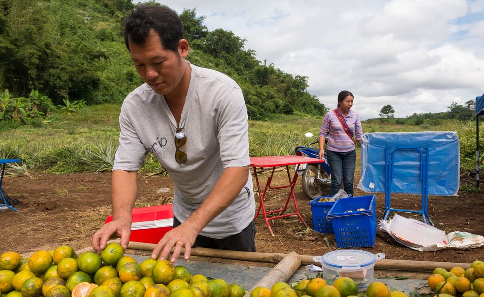 Archawin Mopoaku vendiendo naranjas.