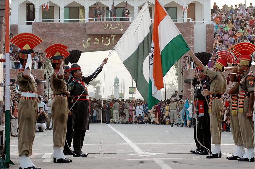 Церемония спуска флага на границе Вагах между Индией и Пакистаном