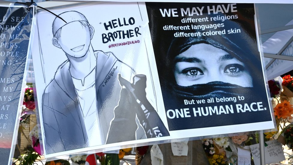 صورة لامرأة مسلمة كُتب عليها "إنسانية واحدة"