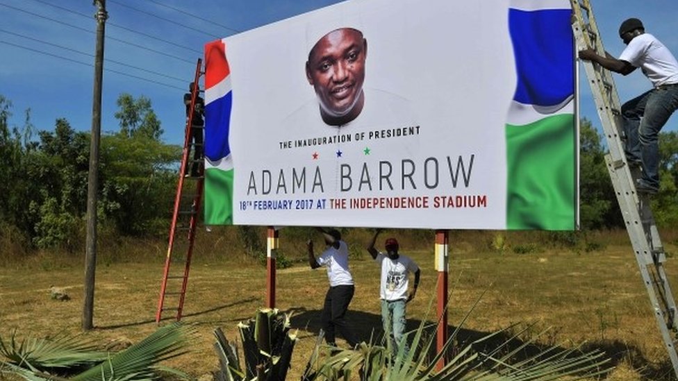 Рекламный щит, объявляющий инаугурацию президента Барроу