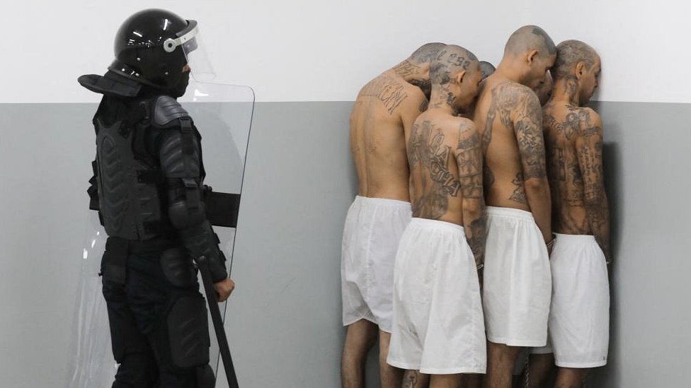 Para anggota geng menunggu digiring ke sel masing-masing di Pusat Penjara Terorisme.
