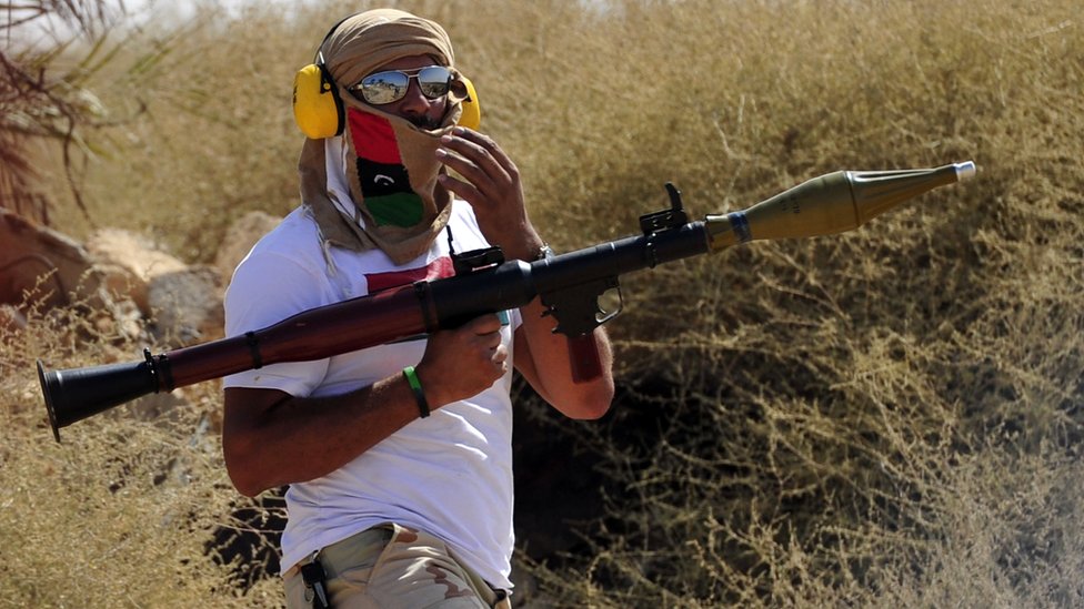 Esta imagen es de 2011, cuando hombres armados se enfrentaban a las fuerzas de Muammar Gadafi en la ciudad libia de Sirte. Un combatiente