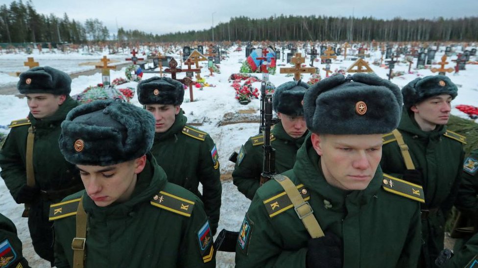 طلاب أكاديمية عسكرية يحضرون جنازة ديمتري منشكوف، وهو مرتزق كان يعمل مع مجموعة فاغنر وقتل خلال الحرب في أوكرانيا ودفن في "زقاق الأبطال" بمقبرة في سانت بطرسبرغ