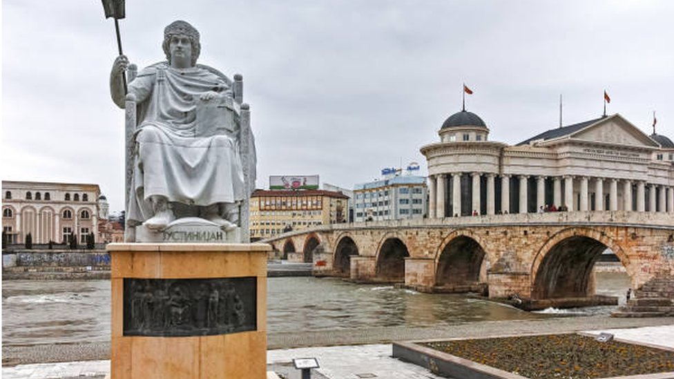 تمثال الإمبراطور جستنيان في مدينة سكوبي، في مقدونيا