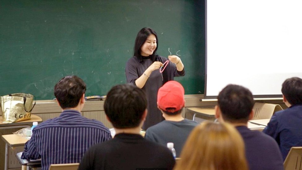 La profesora Eun-Joo Lee durante la clase.