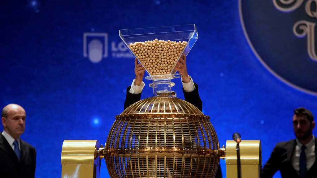 Во время розыгрыша шары для лотереи сбрасываются во вращающийся барабан.