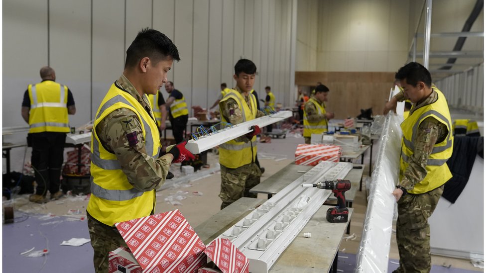 Военнослужащие помогают строить госпиталь NHS Nightingale