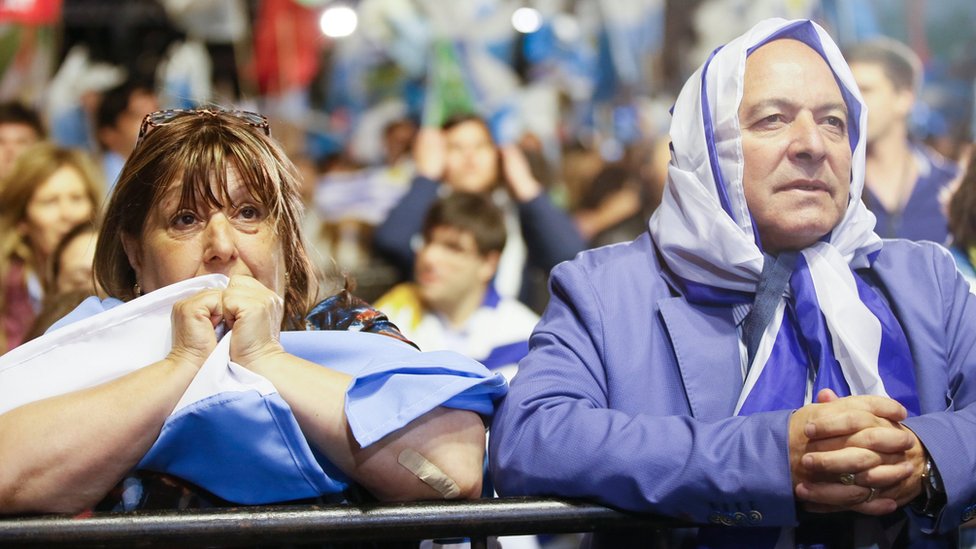Votantes uruguayos esperando resultados.
