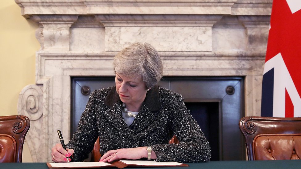 La primer ministro británica, Theresa May, firma la carta anunciando la intención de Reino Unido de abandonar la UE.